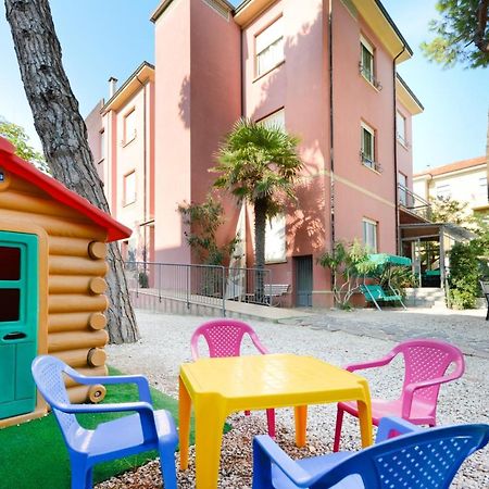 Hotel Flora Capri Cesenatico Exterior photo